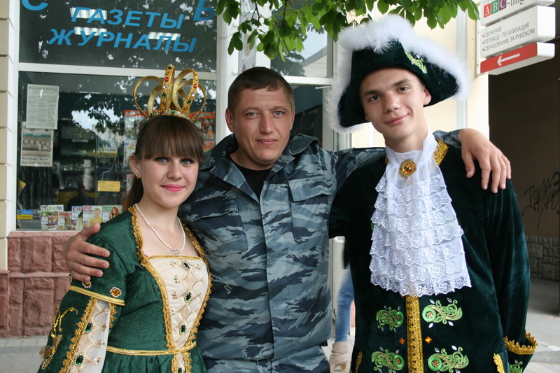 Центр Симферополя заполонили автомобили с силовиками