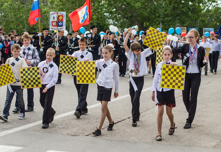 В Севастополе прошло шествие детских организаций