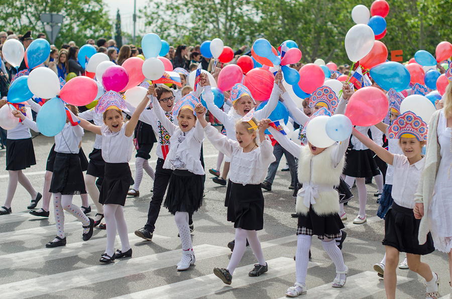 В Севастополе прошло шествие детских организаций