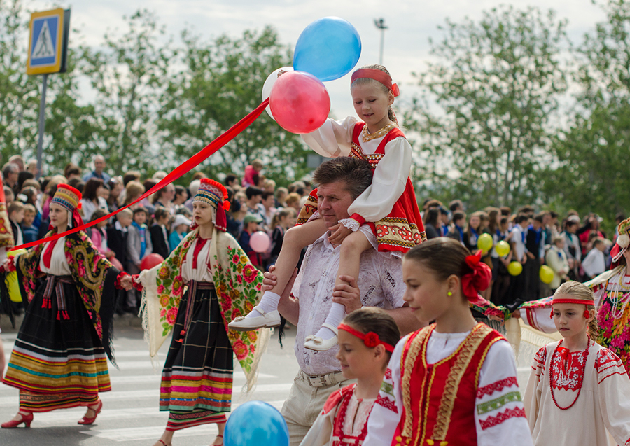 В Севастополе прошло шествие детских организаций