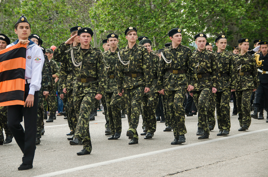 В Севастополе прошло шествие детских организаций