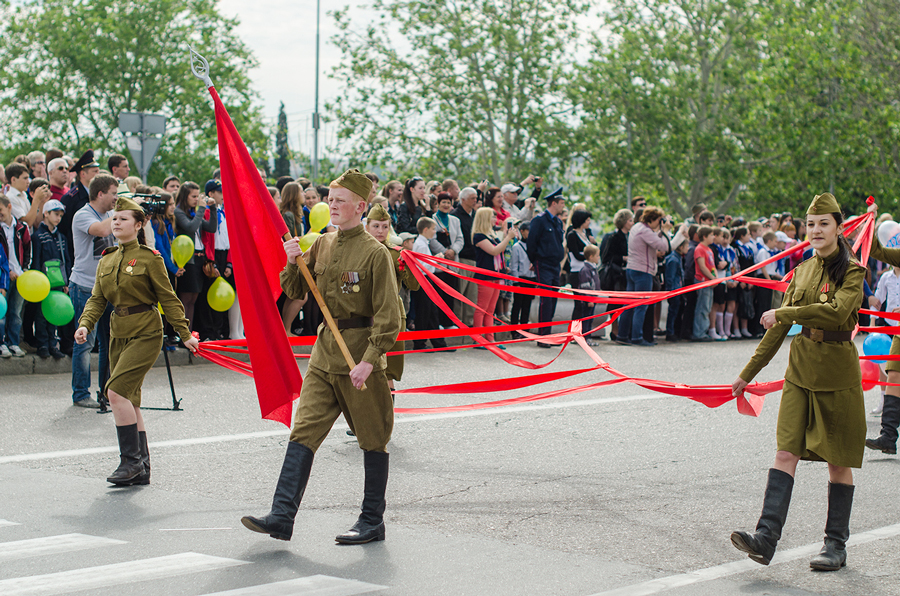 В Севастополе прошло шествие детских организаций