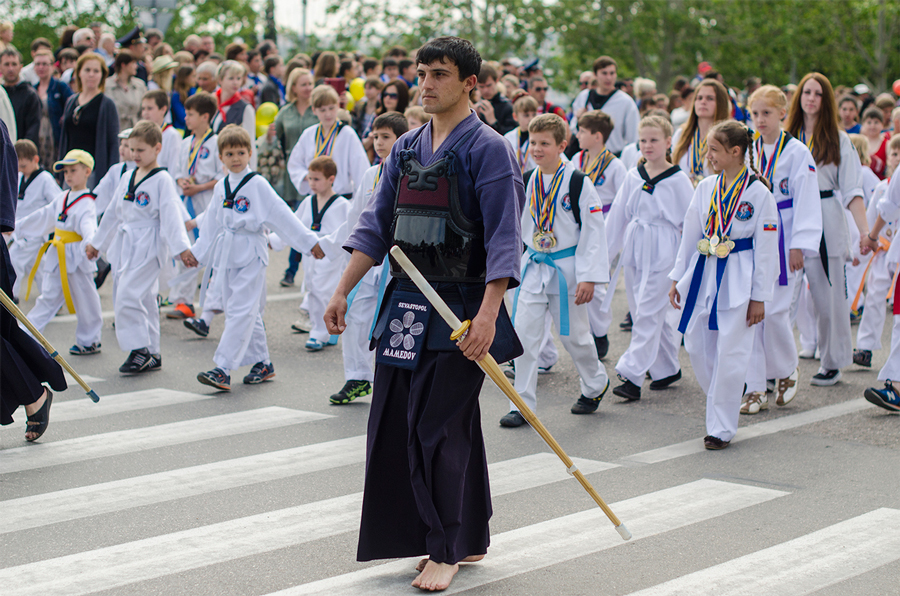 В Севастополе прошло шествие детских организаций