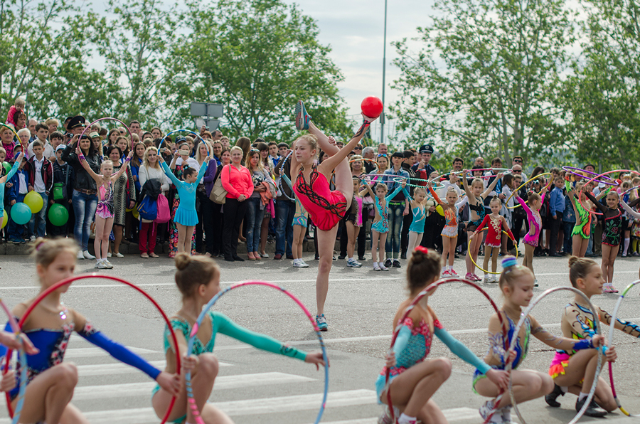 В Севастополе прошло шествие детских организаций