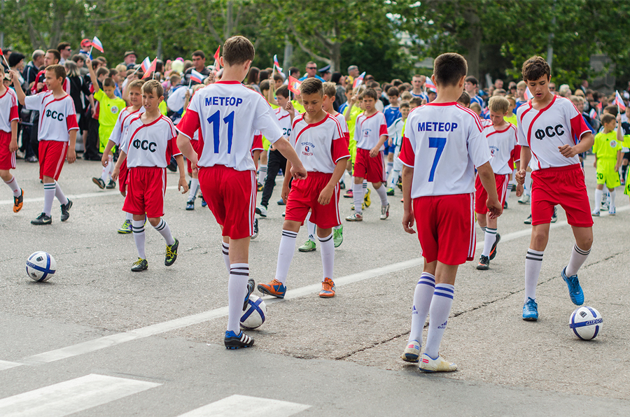 В Севастополе прошло шествие детских организаций