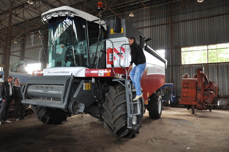 В Крыму комбайнеров обучают работе на новой сельскохозяйственной технике