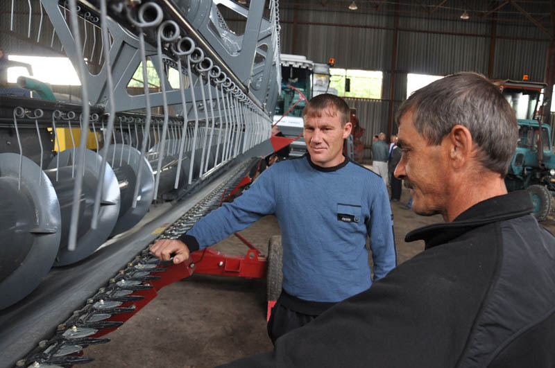 В Крыму комбайнеров обучают работе на новой сельскохозяйственной технике