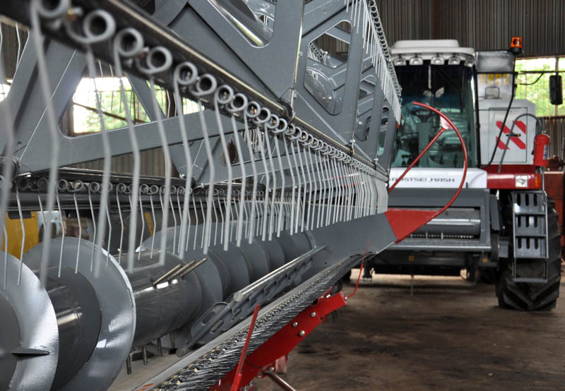 В Крыму комбайнеров обучают работе на новой сельскохозяйственной технике