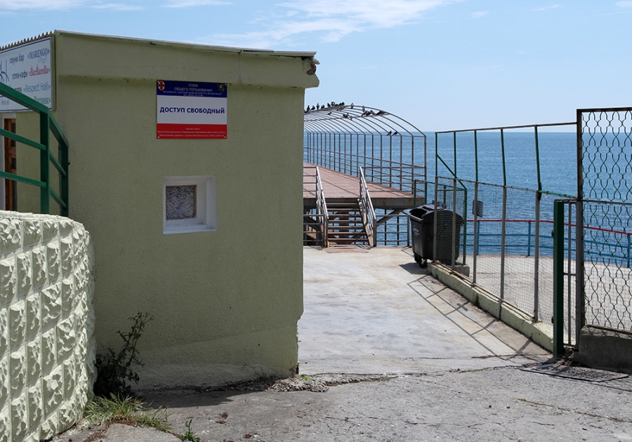 На пляже в Кореизе снесли незаконный забор