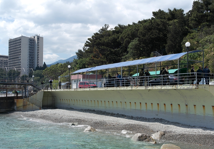 На пляже в Кореизе снесли незаконный забор