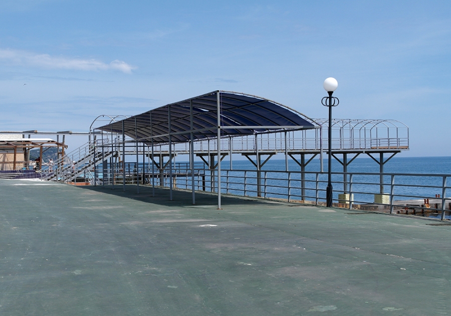 На пляже в Кореизе снесли незаконный забор