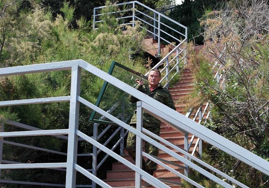 На пляже в Кореизе снесли незаконный забор