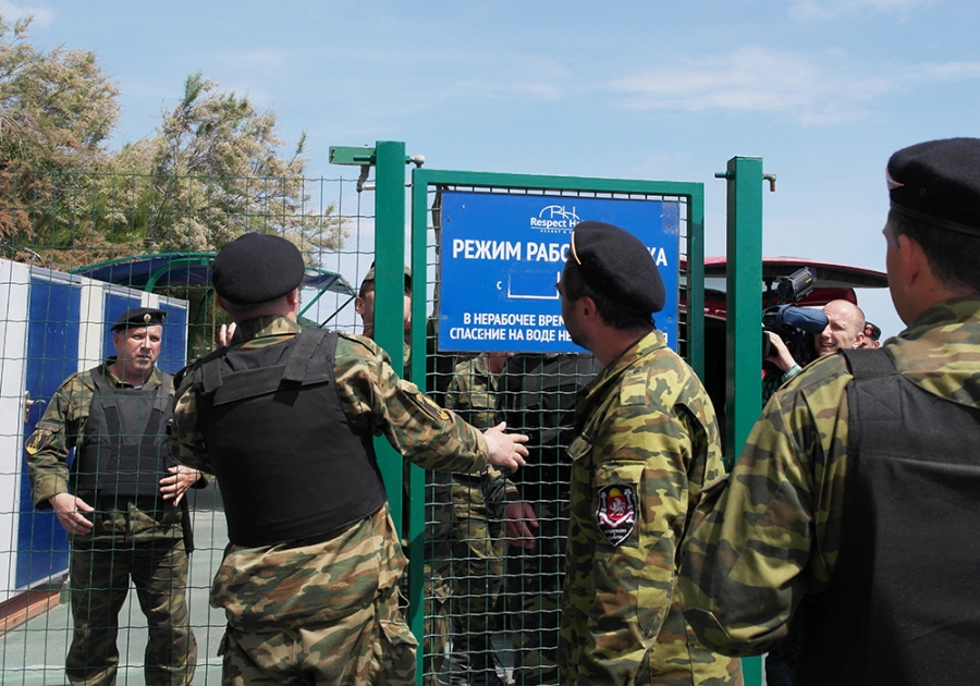 На пляже в Кореизе снесли незаконный забор