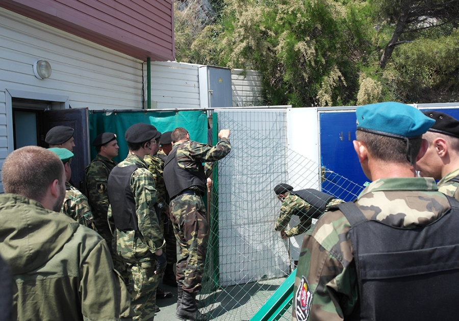 На пляже в Кореизе снесли незаконный забор