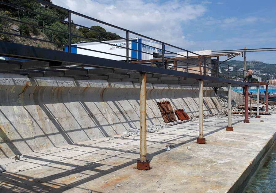 На пляже в Кореизе снесли незаконный забор