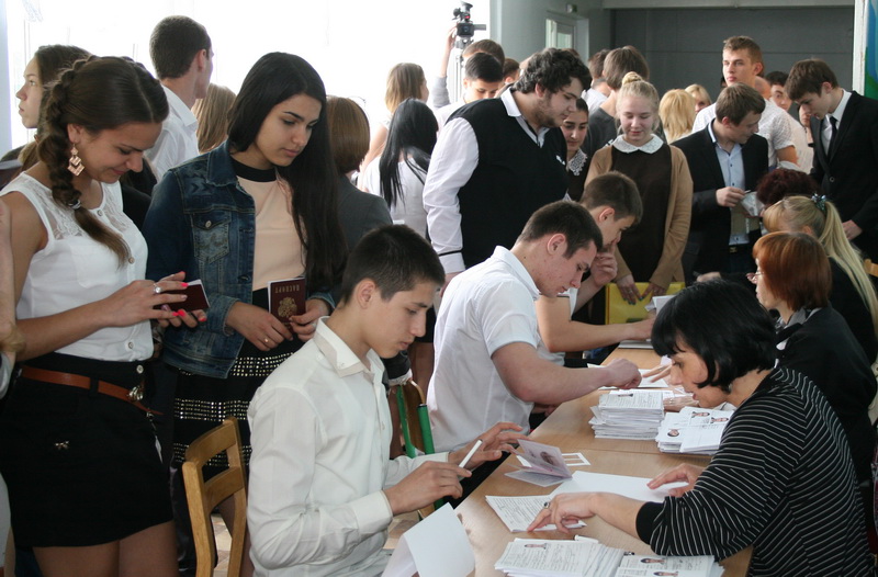 В Алуште выпускникам вручили паспорта