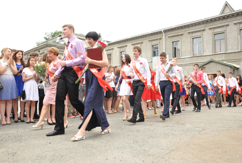 В симферопольской гимназии провели торжественную линейку