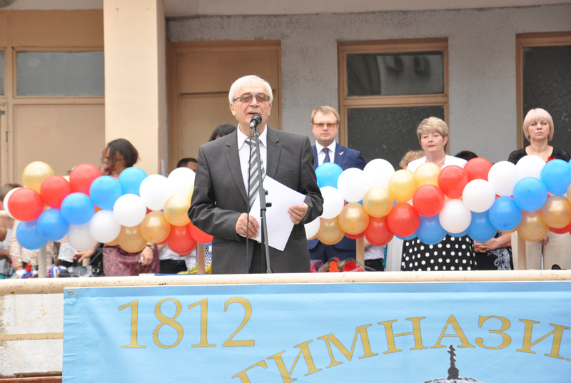 В симферопольской гимназии провели торжественную линейку