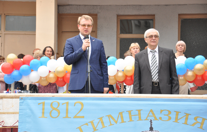 В симферопольской гимназии провели торжественную линейку