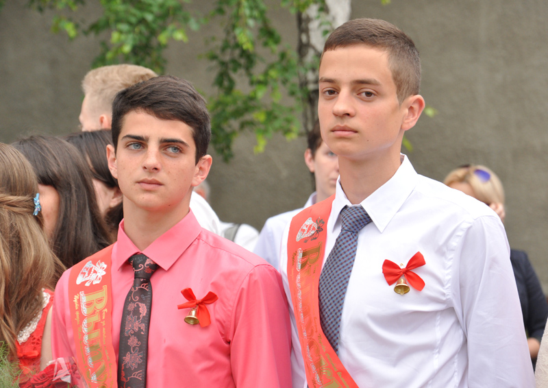 В симферопольской гимназии провели торжественную линейку