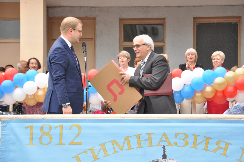 В симферопольской гимназии провели торжественную линейку