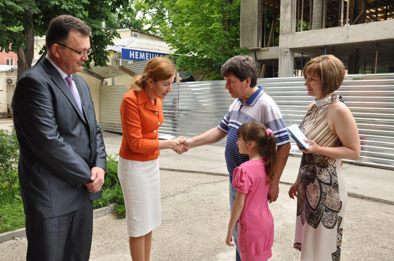 В Симферополе выдали первые полисы обязательного медицинского страхования