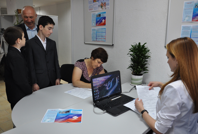 В Симферополе выдали первые полисы обязательного медицинского страхования