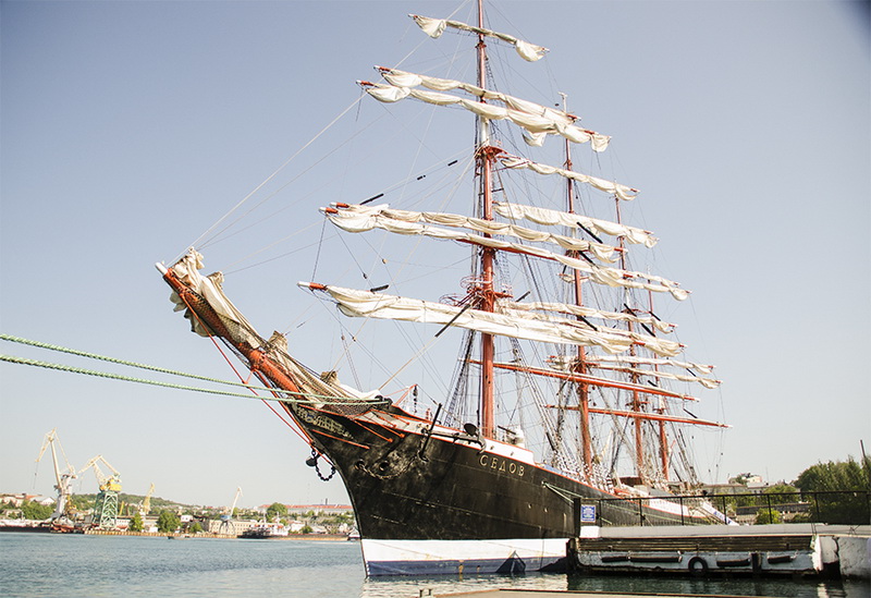 В Севастополе стоит легендарный барк «Седов»