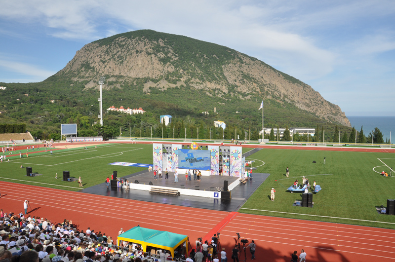 Российские звезды открыли первую смену в «Артеке»