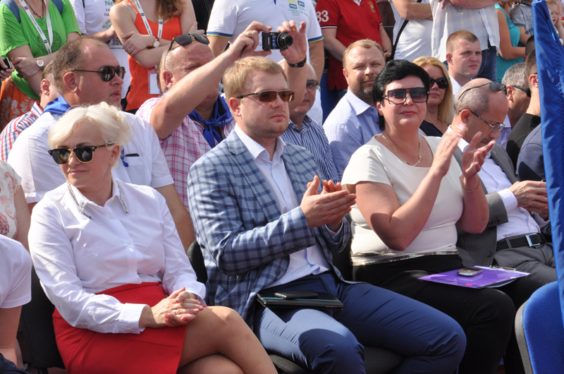 Российские звезды открыли первую смену в «Артеке»