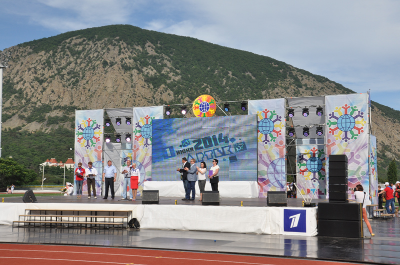 Российские звезды открыли первую смену в «Артеке»