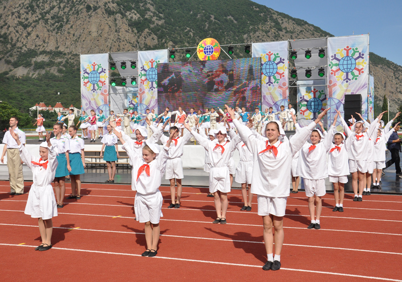 Российские звезды открыли первую смену в «Артеке»