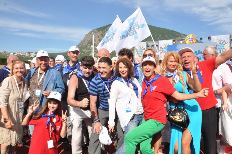 Российские звезды открыли первую смену в «Артеке»