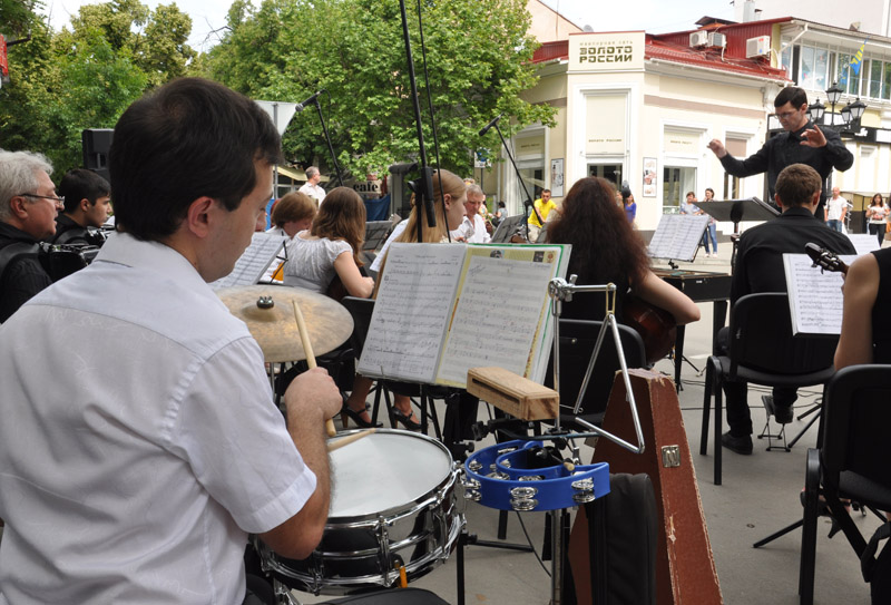В центре Симферополя играли на русских народных инструментах