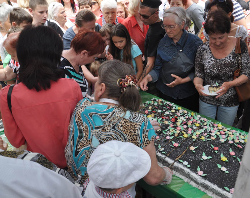 Симферопольцы съели 23-метровый торт