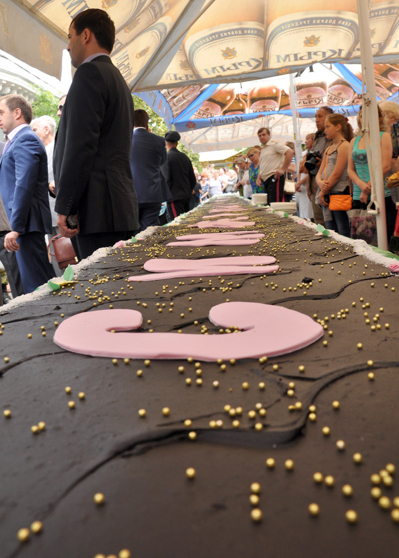 Симферопольцы съели 23-метровый торт