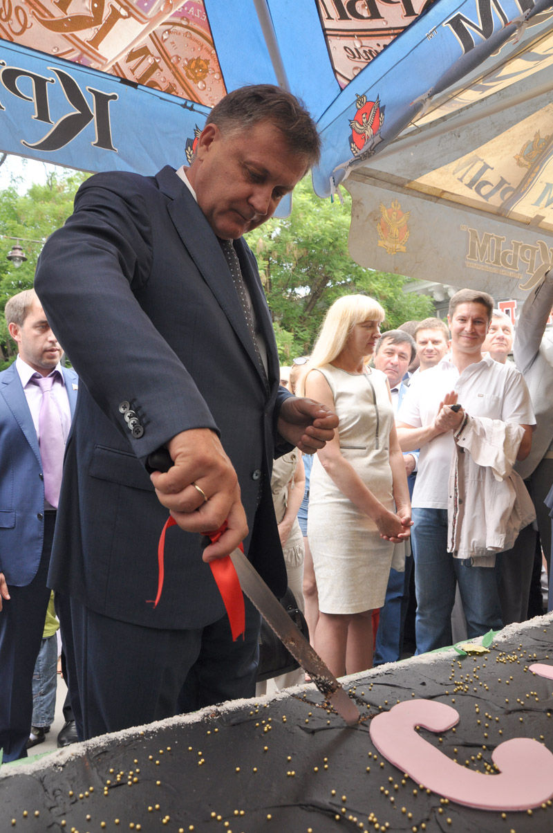 Симферопольцы съели 23-метровый торт