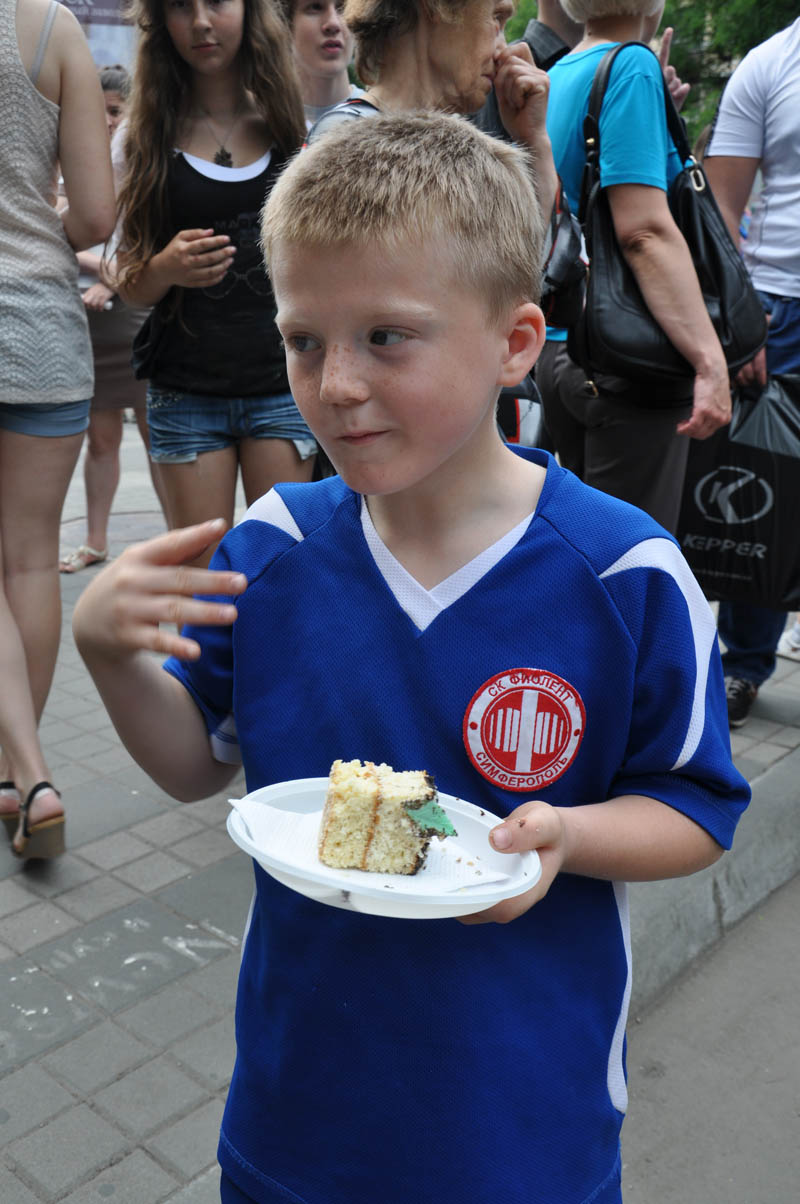 Симферопольцы съели 23-метровый торт