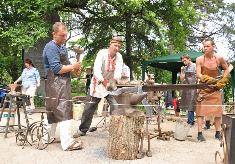 Симферопольские кузнецы перековали меч на орало
