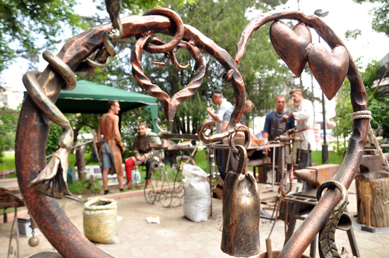 Симферопольские кузнецы перековали меч на орало