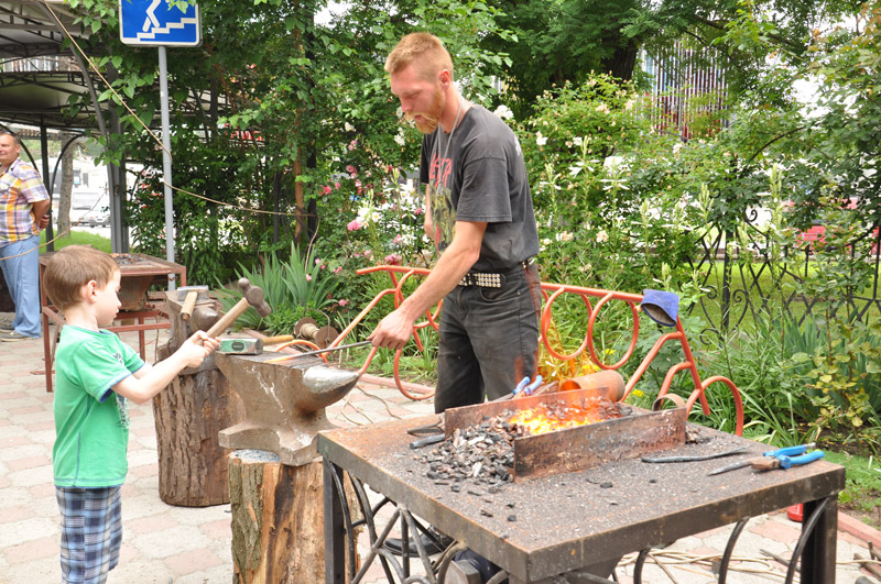 Симферопольские кузнецы перековали меч на орало