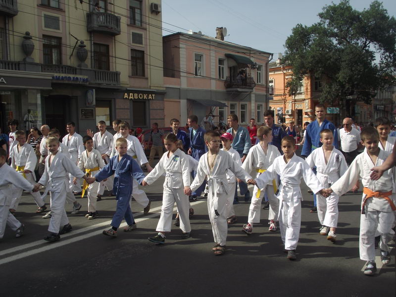 В Симферополе состоялось праздничное шествие