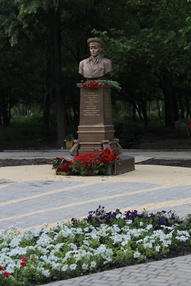 В Гагаринском парке Симферополя установили памятник Маргелову и Аллею славы
