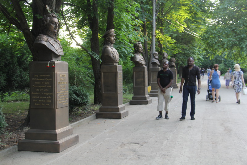 В Гагаринском парке Симферополя установили памятник Маргелову и Аллею славы