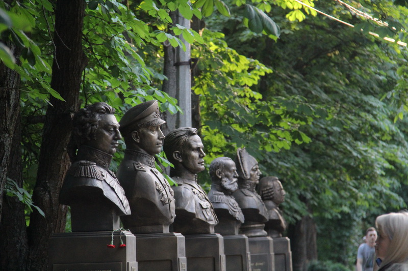 В Гагаринском парке Симферополя установили памятник Маргелову и Аллею славы