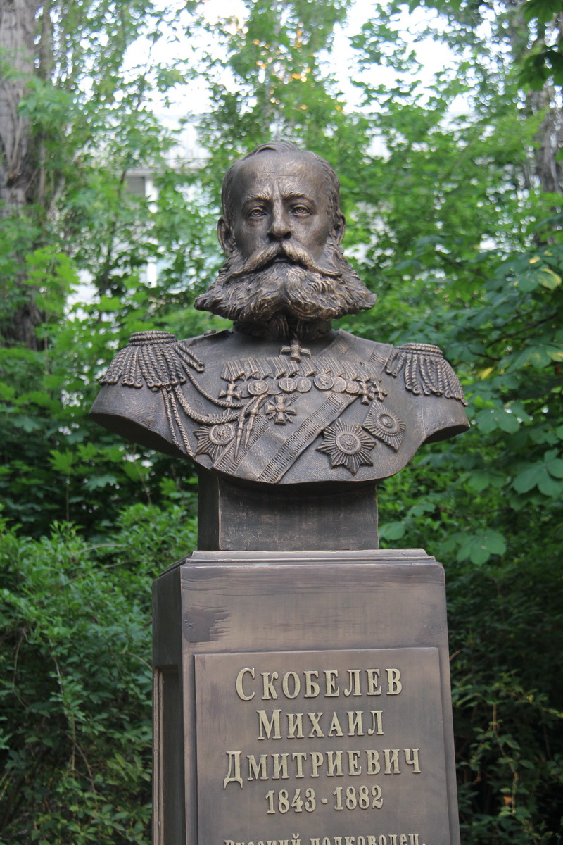 В Гагаринском парке Симферополя установили памятник Маргелову и Аллею славы