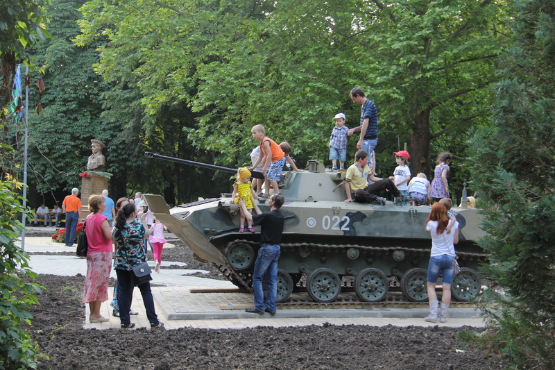 В Гагаринском парке Симферополя установили памятник Маргелову и Аллею славы