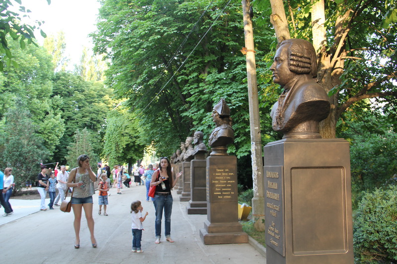 В Гагаринском парке Симферополя установили памятник Маргелову и Аллею славы