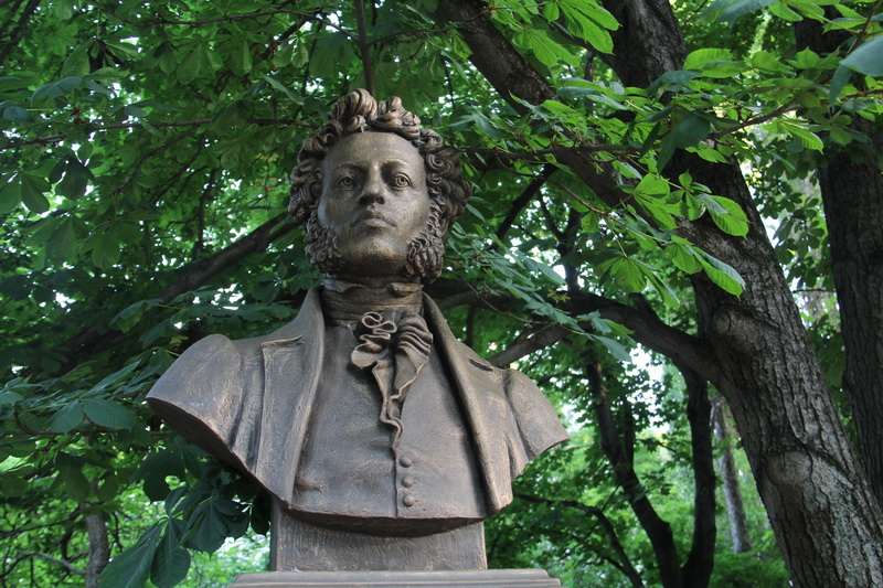 В Гагаринском парке Симферополя установили памятник Маргелову и Аллею славы