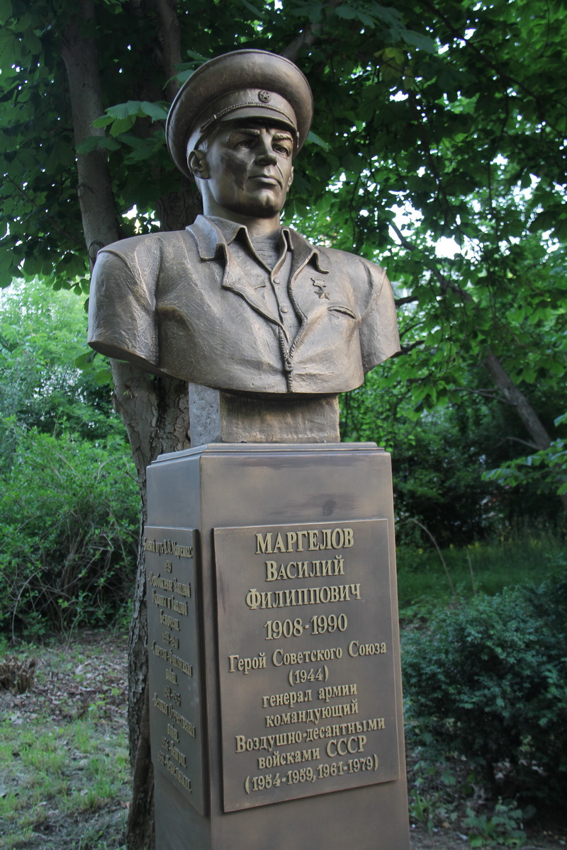 В Гагаринском парке Симферополя установили памятник Маргелову и Аллею славы